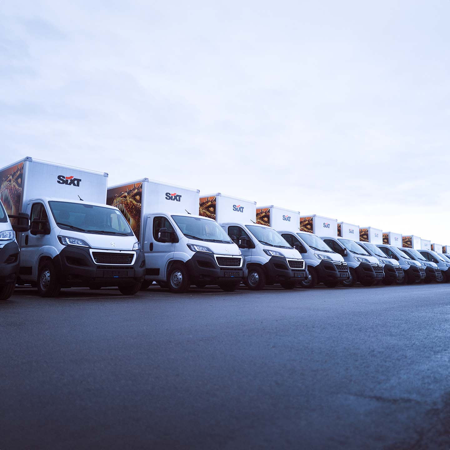 Eine Nutzfahrzeugflotte von Sixt auf dem Gelände der ASB Group
