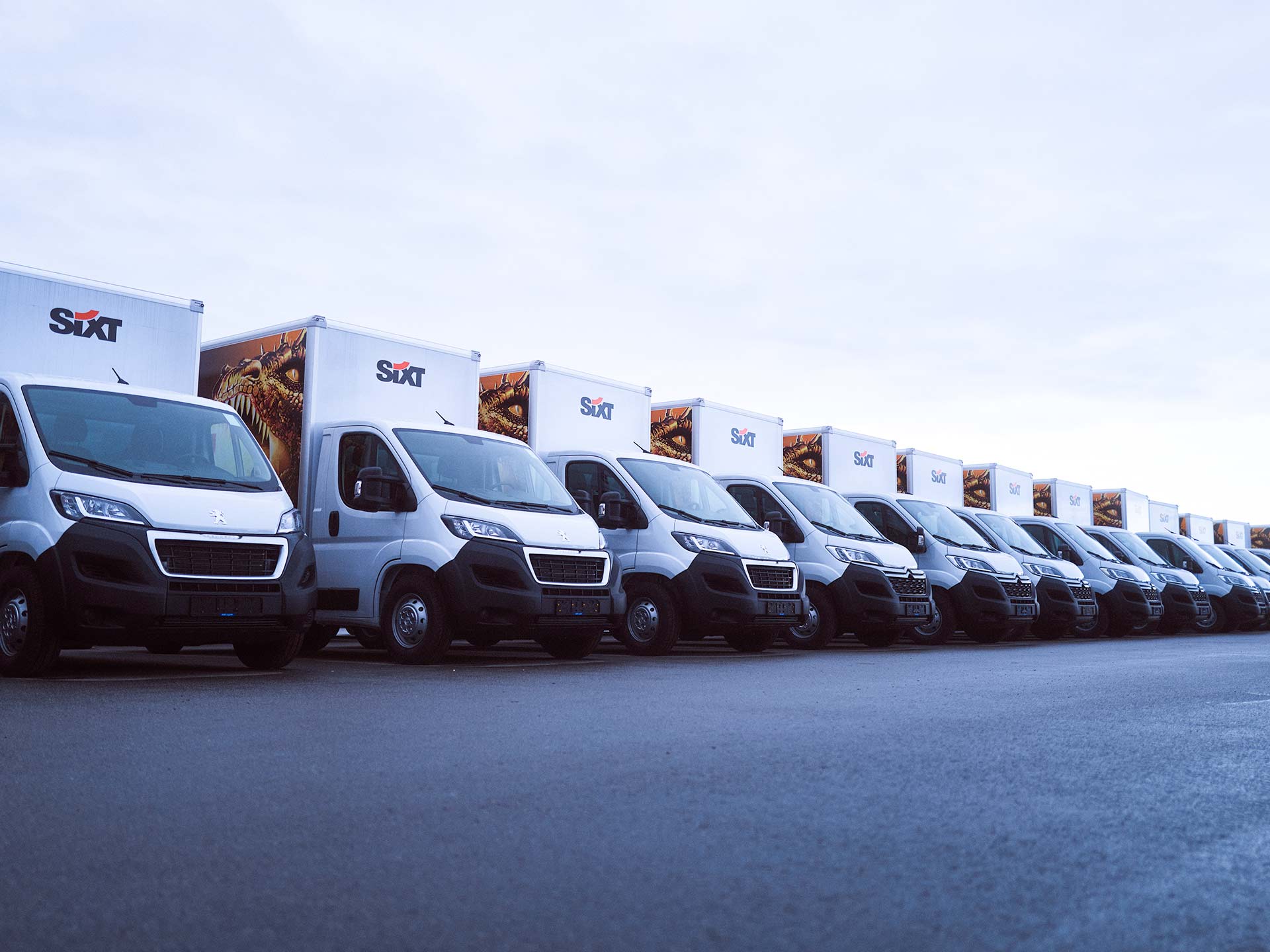 Eine Nutzfahrzeugflotte von Sixt auf dem Gelände der ASB Group
