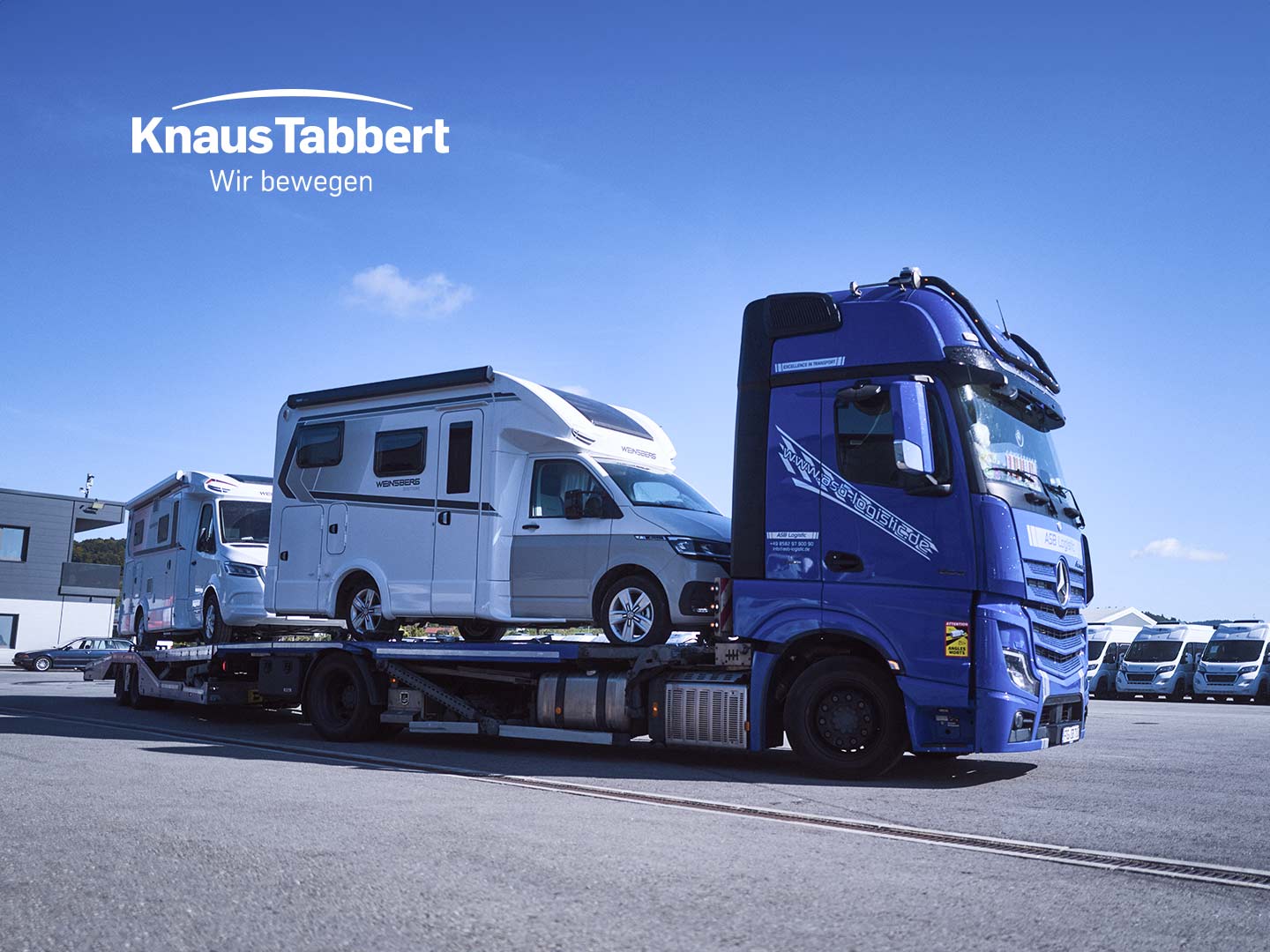 Ein LKW steht mit Wohnmobilen beladen auf dem Gelände der ASB Group