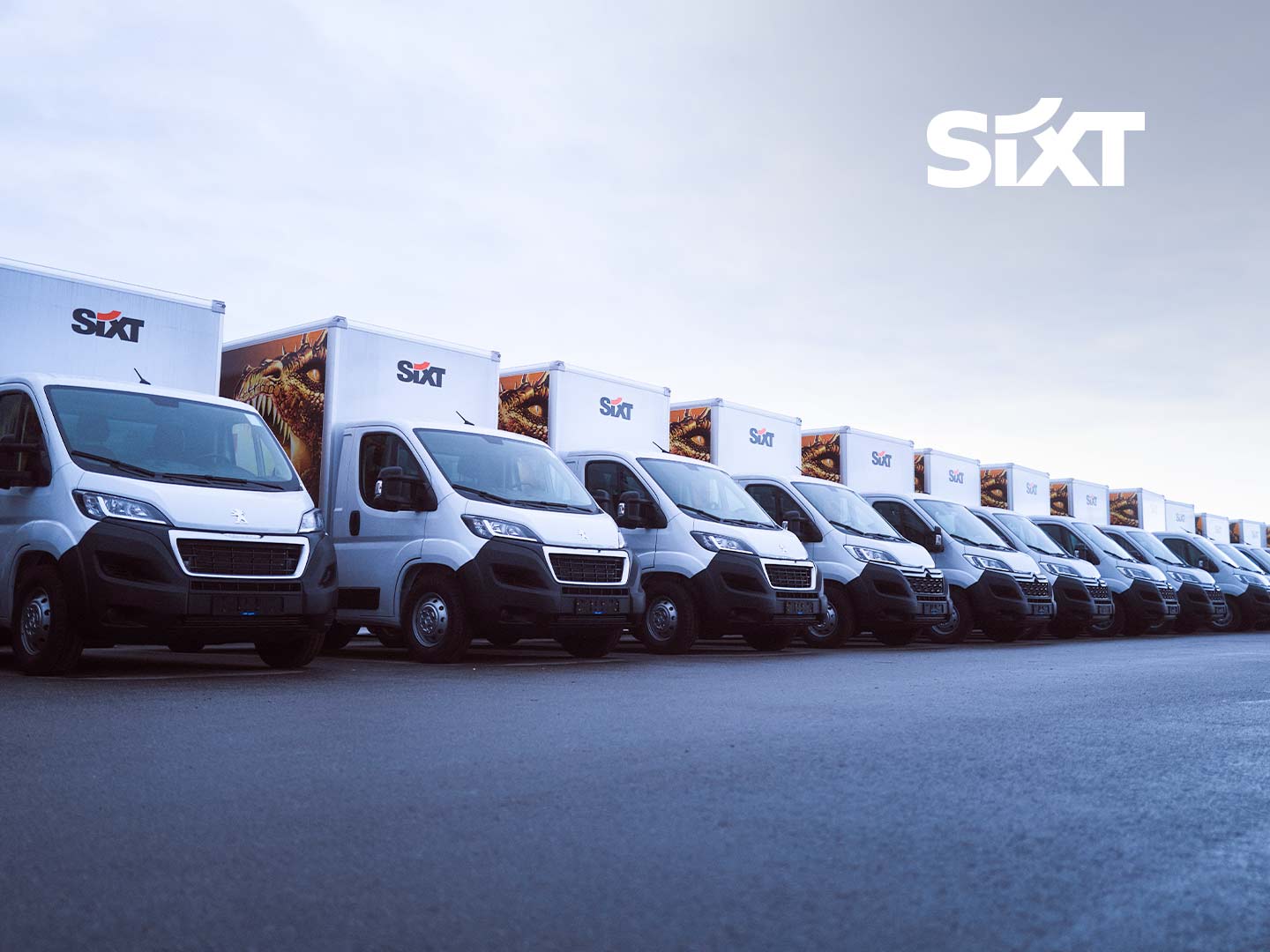 Eine Nutzfahrzeugflotte von Sixt auf dem Gelände der ASB Group